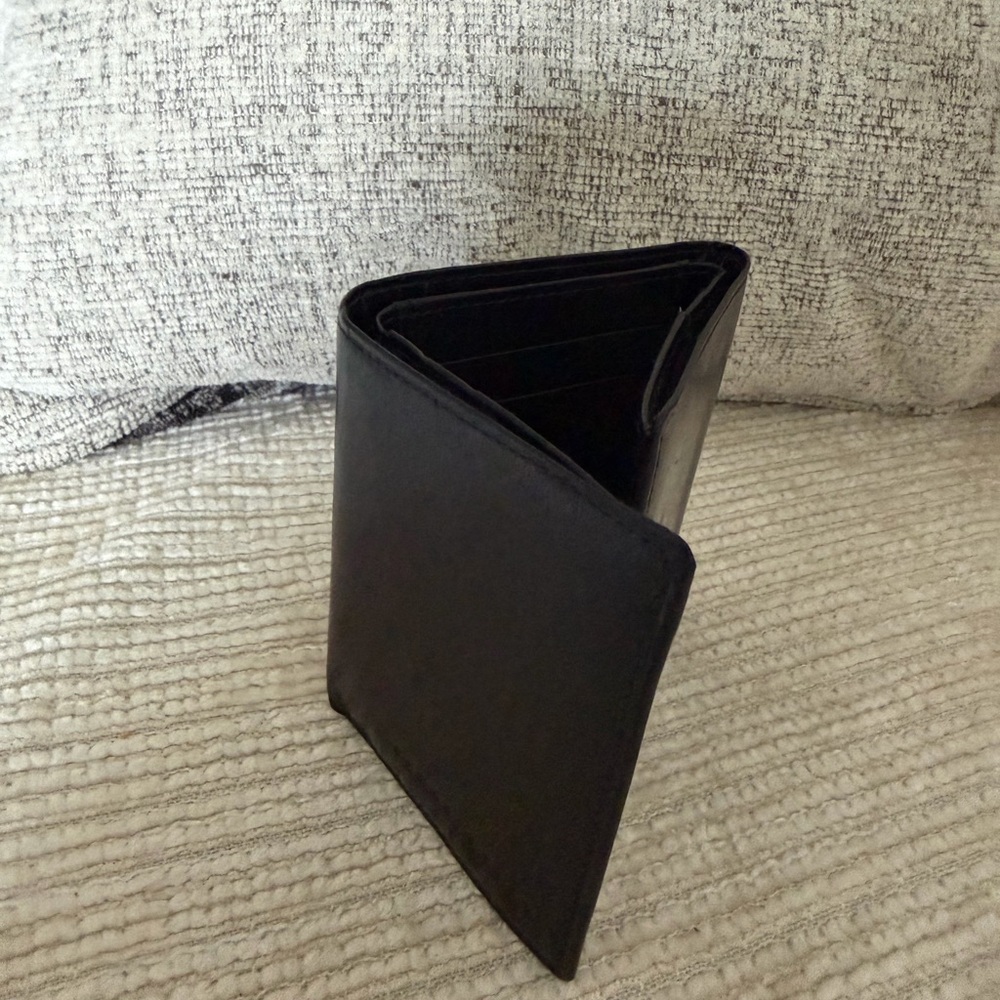 Perry Ellis EUC Black Leather Trifold Wallet 4x3.5